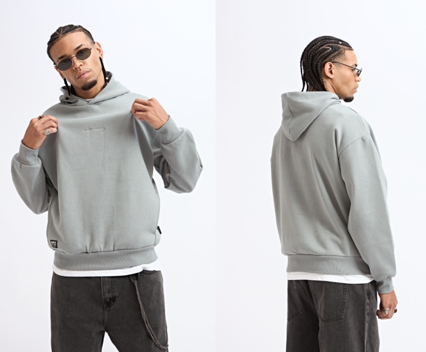 CANGURO GRIS OVERSIZE CON BORDADO Y BOLSILLOS LATERALES